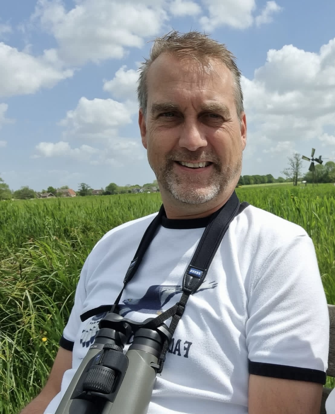 Ronny Hullegie in de tuin in Nijverdal